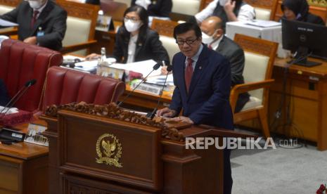 Menkumham Yasonna Laoly membacakan pandangan akhir pemerintah saat Rapat Paripurna DPR di Kompleks Parlemen Senayan, Jakarta, Selasa (6/12/2022). Rapat Paripurna DPR tersebut mengesahkan Rancangan Kitab Undang-Undang Hukum Pidana (RKUHP) menjadi Undang-Undang. 