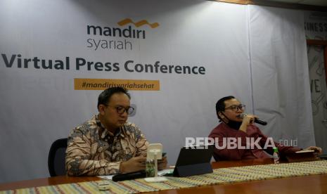 Corporate Secretary Mandiri Syariah Ahmad Reza (kiri) bersama Group Head Digital Banking Sales & Partnership Mandiri Syariah Riko Wardhana (kanan) saat virtual press conference terkait layanan layanan zakat, infak, sedekah dan wakaf (ZISWAF) dan pembelian hewan kurban di Jakarta, Kamis (23/7). Mengakomodir tingginya semangat berbagi dan beribadah Nasabah, Mandiri Syariah menggandeng Rumah Zakat sebagai salah satu mitra penyalur ZISWAF dan pembelian hewan kurban melalui  Mandiri Syariah Mobile (MSM) dan platform jadiberkah.id.Prayogi/Republika.