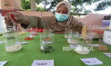 Uji layak pangan, ilustrasi. Pemerintah Kota (Pemkot) Jakarta Barat memastikan seluruh sampel bahan pangan yang sebelumnya diuji oleh Suku Dinas Ketahanan Pangan, Kelautan dan Pertanian setempat, layak untuk dikonsumsi.