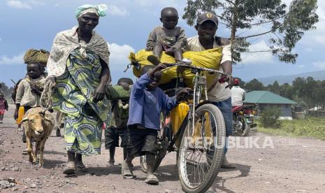  Warga melarikan diri dari pertempuran antara pemberontak M23 dan pasukan Kongo di dekat Kibumba, sekitar 20 km (12 mil) Utara Goma, Republik Demokratik Kongo, Jumat 28 Oktober 2022. Ratusan orang tewas dan hampir 200.000 orang mengungsi sejak pertempuran meletus setahun lalu . Kongo telah lama menuduh Rwanda mendukung pemberontak.