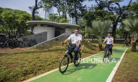 Gubernur DKI Anies Rasyid Baswedan (kiri) bersama Kepala Dishub DKI Syafrin Liputo mencoba jalur sepeda di kawasan Taman Semanggi, Jakarta Selatan, Rabu (12/10/2022). 