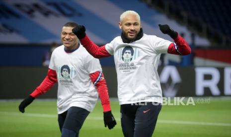  Kylian Mbappe (kiri) dari Paris Saint Germain dan Neymar Jr (kanan) dari Paris Saint Germain mengenakan jersey dengan potret Diego Armando Maradona untuk memberi penghormatan kepada mendiang pemain Argentina sebelum pertandingan sepak bola Prancis Ligue 1 antara PSG dan Girondins dari Bordeaux di Parc des Princes di Paris, Prancis, 28 November 2020.