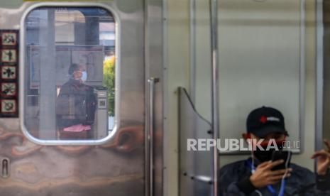 Penumpang duduk di dalam gerbong KRL di Stasiun Tangerang di Banten, Senin (20/4). KRL Commuter Line, mengumumkan akan beroperasi secara terbatas di Hari Raya Idul Fitri pada Ahad-Senin (24-25 Mei 2020). Jadwal operasi dimulai pukul 05.00 WIB.