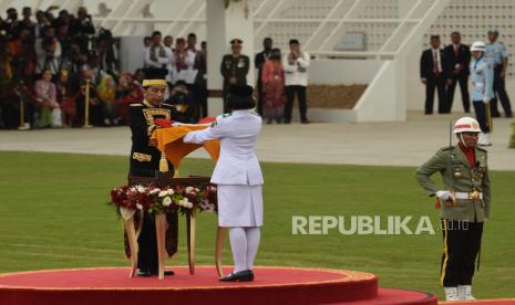 Presiden Joko Widodo menyerahkan bendera pusaka saat Upacara Peringatan Detik-Detik Proklamasi dan Pengibaran Bendera Merah Putih di Lapangan Istana Negara Ibu Kota Nusantara, Penajam Passer Utara, Kalimantan Tengah, Sabtu (17/8/2024). Upacara Peringatan Detik-Detik Proklamasi dan Pengibaran Bendera Merah Putih yang pertama kali diadakan di Lapangan Istana Negara Ibu Kota Nusantara dipimpin oleh Presiden Joko Widodo.