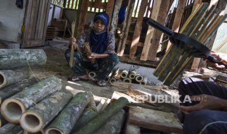 Pekerja memilah tusuk sate dari bambu di Desa Batusumur, Kabupaten Tasikmalaya, Jawa Barat, Kamis (22/6/2023). Menjelang Hari Raya Idul Adha produksi tusuk sate meningkat dari biasanya 30 kilogram menjadi 60 kilogram tusk sate per hari untuk memenuhi permintaan tradisi membuat sate kurban, dengan harga Rp6.000 per kilogram yang dijual ke pasar tradisonal Tasikmalaya.  