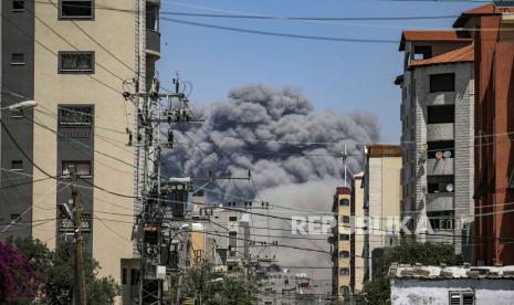 Asap mengepul menyusul serangan udara Israel selama operasi militer Israel di kamp pengungsi Al Nuseirat, Jalur Gaza tengah, 17 April 2024.