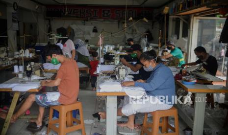 ilustrasi. Pekerja menyelesaikan pembuatan masker di industri konveksi Rumah Kita Production di kawasan Tanjung Barat, Jakarta, Kamis (5/11). Konveksi tersebut selain memproduksi beragam pakaian kini mencari peruntungan dengan memproduksi masker kain dengan penambahan pendapatan mencapai 20 persen. Dalam sehari pekerja mampu menyelesaikan sebanyak 1500 masker pesanan. Republika/Thoudy Badai