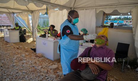 Tenaga medis melakukan tes usap antigen kepada calon penonton sebelum memasuki arena cabang olahraga dayung di Teluk Youtefa, Kota Jayapura, Papua, Jumat (8/10). Dalam gelaran PON XX Papua, Cabor Dayung Rowing menerapkan protokol kesehatan yang ketat bagi pengunjung yang menyaksikan pertandingan dengan mewajibkan menunjukan surat vaksin atau menjalani tes usap antigen sebelum memasuki arena pertandingan sebagai antisipasi penyebaran covid-19 saat gelaran PON XX Papua. Republika/Thoudy Badai