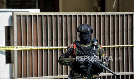 Personel Brimob berjaga di area rumah dinas mantan Kadiv Propam Irjen Ferdy Sambo di Kompleks Polri Duren Tiga, Jalan Duren Tiga Utara I, Jakarta Selatan, Selasa (30/8/2022). Bareskrim Polri menggelar rekonstruksi kasus dugaan pembunuhan Brigadir J di dua lokasi yakni di rumah dinas dan rumah pribadi Irjen Ferdy Sambo dengan menghadirkan lima tersangka diantaranya Ferdy Sambo, Putri Chandrawathi, Bharada Richard Eliezer atau Bharada E, Bripka Ricky Rizal atau RR, serta Kuat Ma