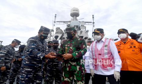 Panglima TNI Marsekal TNI Hadi Tjahjanto (ketiga kanan) bersama Menhub Budi Karya Sumadi (kanan) didampingi Wakasal Laksamana Madya TNI Ahmadi Heri Purwono (kedua kiri) dan Kepala Basarnas Marsekal Madya TNI Bagus Puruhito (kanan) melihat temuan serpihan dan sejumlah barang dari sisa pesawat Sriwijaya Air SJ 182 di KRI John Lie 358, perairan Kepulauan Seribu, Jakarta, Minggu (10/1/2021). 