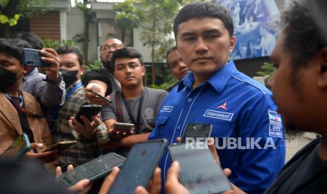 Kepala Badan Komunikasi Strategis DPP Partai Demokrat (PD) Herzaky Mahendra Putra menjawab pertanyaan wartawan usai acara konferesi pers terkait kasus hukum yang menimpa Gubernur Papua yang juga Ketua DPD Partai Demokrat Papua Lukas Enembe di Kantor DPP Partai Demokrat, Jakarta, Kamis (29/9/2022). Partai Demokrat menonaktifkan Lukas Enembe dari jabatan Ketua DPD Partai Demokrat Papua sebagai bentuk konsisten mendukung setiap upaya penegakan hukum termasuk kasus korupsi. Republika/Prayogi.