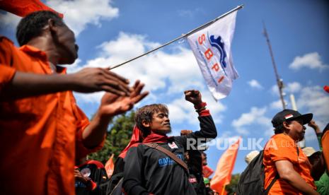 Massa yang tergabung dari berbagai elemen buruh melakukan aksi di kawasan Patung Kuda, Jakarta, Kamis (15/12/2022). Dalam aksinya mereka membawa beberapa tuntutan diantaranya  menolak UU KUHP, omnibus law UU Cipta Kerja, tolak outsourcing, serta mendesak pemerintah untuk mengesahkan Rancangan Undang-Undang Perlindungan Pekerja Rumah Tangga (RUU PPRT). Republika/Thoudy Badai