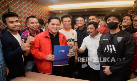 Menteri BUMN Erick Thohir (ketiga kiri) bersama pendukungnya usai menyerahkan berkas pendaftaran calon Ketua Umum PSSI periode 2023-2027 di Kantor PSSI, GBK Arena, Jakarta, Ahad (15/1/2023). Erick Thohir menjadi salah satu kandidat calon Ketua Umum PSSI yang akan dipilih pada Kongres Luar Biasa (KLB) pada 16 Februari 2023.