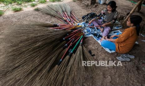 Perajin memproduksi sapu lidi di Pabuaran, Kabupaten Serang, Banten, Senin (20/9). Menteri Koordinator Bidang Perekonomian Airlangga Hartarto menyatakan, program Pemulihan Ekonomi Nasional (PEN) guna mendukung Usaha Mikro Kecil Menengah (UMKM) masih terus dilakukan.