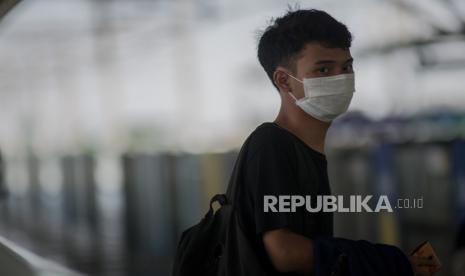 Calon penumpang menggunakan masker saat menunggu kereta Moda Raya Terpadu (MRT) di Stasiun MRT Lebak Bulus, Jakarta Selatan, Senin (6/4). Berdasarkan anjuran Organisasi Kesehatan Dunia (WHO) Pemerintah Provinsi DKI Jakarta mengimbau seluruh masyarakat yang berada di luar rumah serta pengguna transportasi umum mulai tanggal 12 April 2020 wajib menggunakan masker sebagai upaya mengantisipasi penyebaran COVID-19