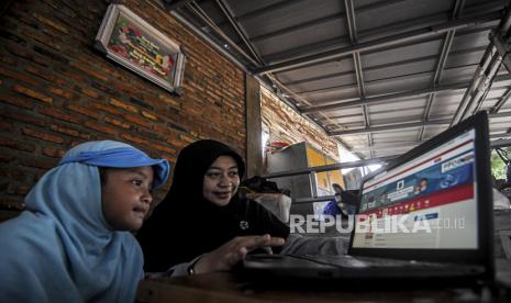 Orang tua murid bersama anaknya saat melakukan Pendaftaran Penerimaan Peserta Didik Baru (PPDB) secara online  (ilustrasi)