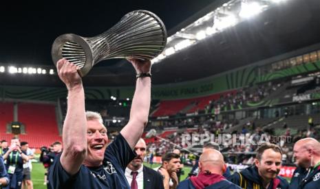 Pelatih West Ham United David Moyes mengangkat trofi juara Liga Konferensi Eropa.