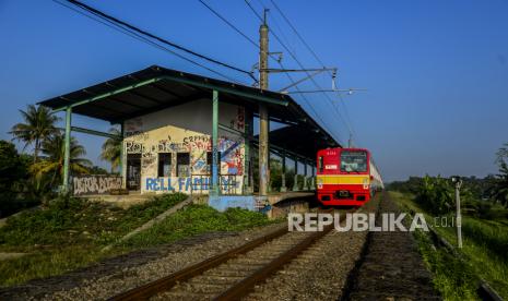 Rangkaian KRL Commuter Line melintas di Stasiun Pondok Rajeg, Bogor, Jawa Barat, Senin (7/6). Badan Pengelola Transportasi Jabodetabek (BPTJ) telah melakukan survei lapangan Stasiun Kereta Pondok Rajeg untuk segera bisa beroperasi kembali, pengaktifan kembali stasiun tersebut akan memudahkan sarana transportasi di dua wilayah perbatasan antara Bogor dan Depok. Republika/Putra M. Akbar