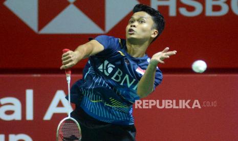 Pebulu tangkis tunggal putra Indonesia Anthony Ginting mengembalikan kok ke arah pemain Denmark Hans-Kristian Vitinghus dalam babak 32 besar Indonesia Open di Istora, Jakarta, Rabu (14/6/2023).  