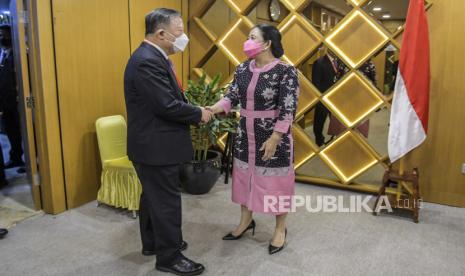 Ketua DPR RI Puan Maharani (kanan) berbincang dengan Wakil Ketua Komite Tetap Kongres Rakyat Nasional Chen Zhu (kiri) saat pertemuan bilateral di sela Parliamentary Forum in The Context of The G20 Parliamentary Speakers’ Summit (P20) di Kompleks Parlemen, Senayan, Jakarta, Rabu, (5/10/2022). 