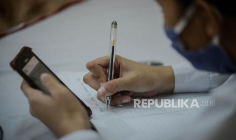 Sejumlah siswa melakukan pembelajaran secara online atau daring di Posyandu RW 001 Kelurahan Galur, Johar Baru, Jakarta, Senin (31/8). Dua Rukun Warga (RW) yaitu RW 001 dan RW 002 di Kelurahan Galur, Kecamatan Johar Baru, Jakarta Pusat resmi menjadi kampung internet setelah diluncurkannya program JakWifi oleh Pemerintah Provinsi DKI Jakarta. kehadiran kampung internet diharapkan mampu menunjang seluruh kegiatan warga, khususnya pelajar yang terdampak COVID-19 dan harus mengikuti pembelajaran jarak jauh (PJJ). Republika/Thoudy Badai