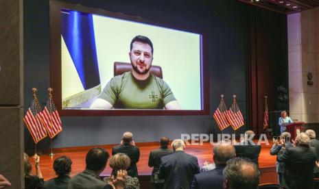 Anggota Kongres memberikan tepuk tangan meriah kepada Presiden Ukraina Volodymyr Zelensky sebelum dia berbicara dalam pidato virtual kepada Kongres di Auditorium Kongres Pusat Pengunjung Capitol AS di Washington, pada Rabu, 16 Maret 2022. 