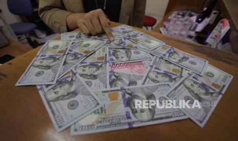 Nilai tukar dolar AS mencapai tingkat terendah tujuh minggu terhadap sejumlah mata uang utama dunia lainnya pada akhir perdagangan Rabu (21/10) waktu setempat.