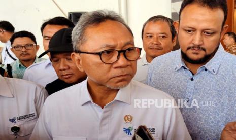 Mendag Zulkifli Hasan ajak masyarakat membeli beras SPHP Bulog di tengah kelangkaan stok pangan