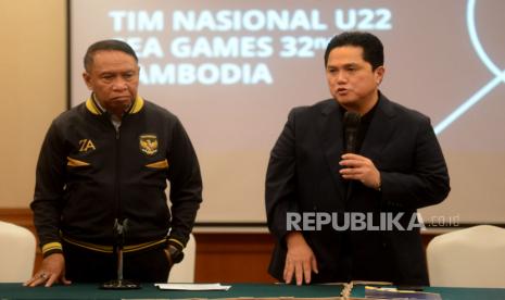 Ketua Umum PSSI Erick Thohir (kanan) memberikan paparan didampingi Wakil Ketua Umum PSSI yang juga mantan Menpora RI, Zainudin Amali (kiri).