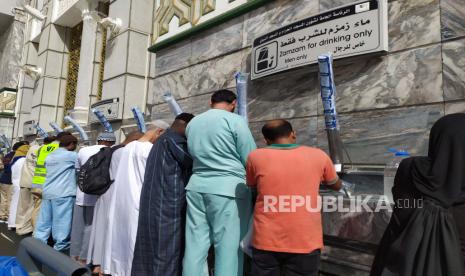 Sejumlah jamaah mengambil air zamzam di pelataran Masjidil Haram, Makkah. Suhu di Makkah dan Madinah Diperkirakan Mencapai 43 Derajat Celsius