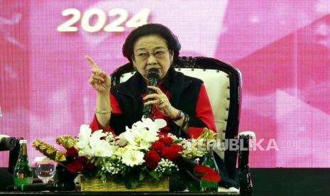 Ketua Umum Partai Demokrasi Indonesia Perjuangan (PDIP), Megawati Soekarnoputri bersama Ketua Tim Pemenangan Nasional Ganjar-Mahfud, Arsjad Rasjid dalam rapat koordinasi nasional relawan Ganjar-Mahfud di JIExpo, Jakarta, Senin (27/11/2023) malam. 