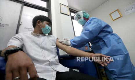  Seorang petugas Indonesia yang mengenakan alat pelindung menyuntik pengunjung saat simulasi imunisasi COVID-19. Juru Bicara Gugus Tugas Penanganan Covid-19 Kota Tangerang Selatan, Tulus Muladiyono mengatakan, pihaknya berupaya menyiapkan kurang lebih 900 ribu vaksin untuk masyarakat Kota Tangsel.