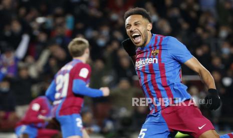  Reaksi pemain FC Barcelona Pierre-Emerick Aubameyang saat pertandingan sepak bola LaLiga Spanyol antara FC Barcelona dan Sevilla FC di stadion Camp Nou, Barcelona, ????Spanyol, Senin (4/4/2022) dini hari WIB. 