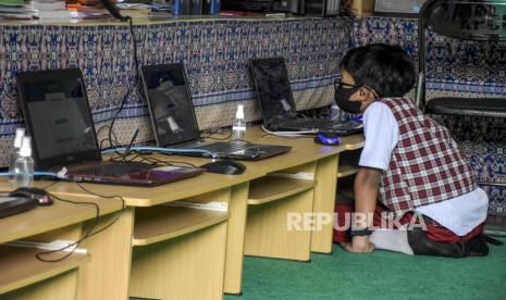 Pelajar menggunakan laptop, ilustrasi. Dalam waktu sepekan terakhir terjadi aksi pencurian dengan sasaran barang-barang berharga di sekolah di Semarang