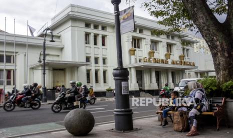 Pengendara melintasi ruas Jalan Asia Afrika, Kota Bandung, Ahad (12/12). Satuan Lalu Lintas (Satlantas) Polrestabes Bandung mewacanakan kembali menutup 10 titik ruas jalan raya di Kota Bandung pada saat libur Natal dan Tahun Baru (Nataru) guna menekan mobilitas masyarakat untuk mengantisipasi penyebaran Covid-19. Foto: Republika/Abdan Syakura