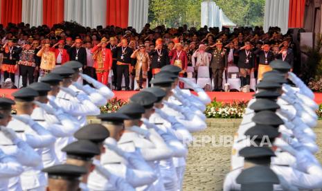 Peserta mengikuti upacara Hari Lahir Pancasila 2023 di sisi selatan lapangan Monumen Nasional (Monas), Jakarta, Kamis (1/6/2023). Upacara tersebut dipimpin langsung oleh Presiden Joko Widodo yang bertindak sebagai inspektur upacara serta dihadiri sejumlah tokoh dan tamu undangan, pasukan upacara, petugas dan peserta dengan jumlah sekitar 4.000 orang. Peringatan Hari Lahir Pancasila tahun ini mengangkat tema Gotong Royong Membangun Peradaban dan Pertumbuhan Global. Dalam upacara tersebut, seluruh peserta upacara menghiasi kawasan Monas dengan pakaian adat.