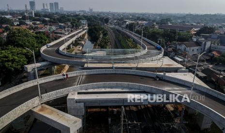 Suasana flyover tapal kuda di kawasan Lenteng Agung, Jakarta. Ilustrasi