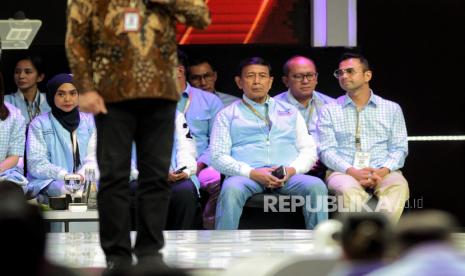 Publik figur Rafi Ahmad (kanan) duduk dibarisan pendukung capres dan cawapres nomor urut 2 Prabowo Subianto dan Gibran Rakabuming Raka saat sesi Debat Kelima Calon Presiden Pemilu 2024 di Jakarta Convention Center (JCC), Jakarta, Ahad (4/2/2024). Debat terakhir capres ini mengangkat tema besar yakni kesejahteraan sosial, pembangunan SDM, dan inklusi dengan subtema meliputi pendidikan, kesehatan, ketenagakerjaan, kebudayaan, teknologi informasi, kesejahteraan sosial, dan inklusi. Debat akan berlangsung mulai pukul 19.00 WIB dan akan dimulai dengan pemaparan visi-misi dan program dari capres nomor urut 2 Prabowo Subianto.