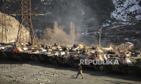  Kendaraan militer Azerbaijan diparkir setelah pengalihan wilayah Kalbajar ke kendali Azerbaijan, sebagai bagian dari kesepakatan damai yang mengharuskan pasukan Armenia untuk menyerahkan wilayah Azerbaijan yang mereka kuasai di luar Nagorno-Karabakh, di Kalbajar, Azerbaijan, Rabu, 2 Desember 2020 