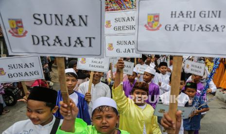 Sejumlah anak berjalan sambil membawa poster saat mengikuti pawai kirab budaya di kawasan Genuk, Semarang, Jawa Tengah, Jumat (8/3/2024).Pemerintah Kota Semarang menggelar kirab budaya yang diikuti 6.000 peserta dari berbagai macam elemen masyarakat untuk menyambut bulan suci Ramadhan 1445 Hijriah sekaligus mengenalkan tradisi budaya kearifan lokal dan akulturasi budaya di kota itu kepada generasi muda. 