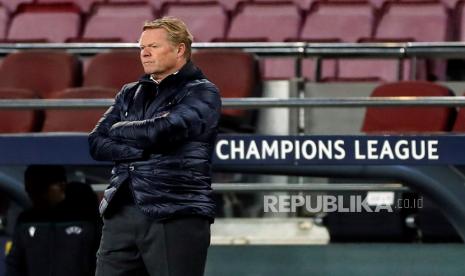  Pelatih kepala FC Barcelona Ronald Koeman