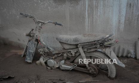 Kendaraan motor tertimbun material longsor awan panas erupsi Gunung Merapi di Dusun Curah Kobokan, Desa Supitarang, Kecamatan Pronojiwo, Kabupaten Lumajang, Jawa Timur, Senin (6/12). 