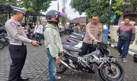 Polisi melakukan razia kendaraan bermotor di Jalan Letjen Mashudi, Kecamatan Cibeureum, Kota Tasikmalaya, Senin (8/1/2024). 