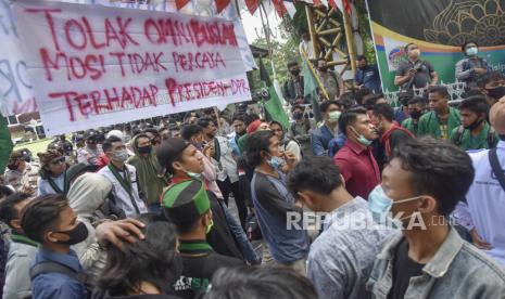 Sejumlah mahasiswa yang tergabung dalam Aliansi Mahasiswa Cipayung Plus Mataram berunjuk rasa di depan kantor Gubernur NTB di Mataram, NTB, Selasa (3/11/2020). Dalam orasinya ratusan pengunjukrasa tersebut menolak ditekennya Undang-undang Omnibus Law Cipta Kerja oleh Presiden Joko Widodo menjadi Undang-undang Nomor 11 Tahun 2020 tentang Cipta Kerja. 