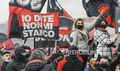  Para penggemar AC Milan berkumpul jelang laga leg pertama semifinal Liga Champions 2023 kontra Inter Milan. 