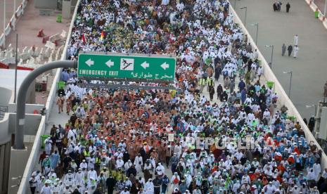 Jamaah haji tiba untuk melakukan ritual rajam simbolis setan di Jembatan Jamarat selama ziarah haji dekat Mekah, Arab Saudi, 11 Juli 2022. Peziarah yang mengakhiri hari kedua Tashreeq, tinggal dua hingga tiga hari di lembah Mina, akan meninggalkan daerah Jamarat dan menuju ke Mekah untuk Tawaf Perpisahan. Otoritas Umum Saudi untuk Statistik mengumumkan bahwa total 899.353 jemaah melakukan ritual haji tahun ini termasuk 779.919 jemaah dari luar negeri, pada tahun pertama Kerajaan mengizinkan jemaah haji luar negeri sejak pembatasan pada tahun 2020 sebagai bagian dari upaya untuk mengekang penyebaran virus corona. Amirul Hajj: Kerja Super Tim Berhasil Turunkan Angka Kematian Jamaah