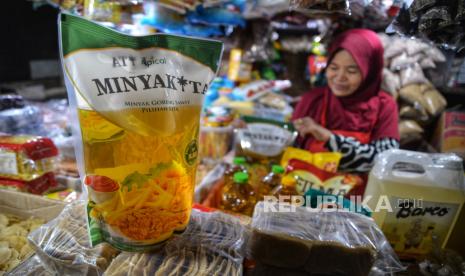 Pedagang menunjukan Minyakita di sebuah warung klontong di Jakarta, Senin (22/7/2024). Pemerintah menyebut harga MinyaKita berangsur turun.