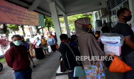 Warga antre menunggu mengajukan berkas perekaman KTP elektronik di Kantor Dinas Kependudukan dan Pencatatan Sipil (Disdukcapil) Kabupaten Sleman, beberapa waktu lalu.