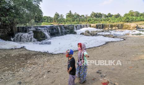 Sejumlah anak-anak mengamati limbah busa di wilayah Bekasi (ilustrasi) 