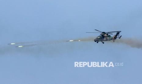 Helikopter serbu Eurocopter Tiger milik Australia Defence Force (ADF) menembak ke sasaran pada puncak latihan gabungan dengan sandi Keris Woomera 2024 di Pusat Latihan Pertempuran Marinir 5 Baluran, Situbondo, Jawa Timur, Sabtu (16/11/2024). Latihan penembakan  amunusi tajam terintegrasi tersebut merupakan materi yang mengintegrasikan teknik dan taktik penembakan seluruh alat utama sistem persenjataan (alutsista) dan pergerakan manuver kombinasi militer kedua negara. 